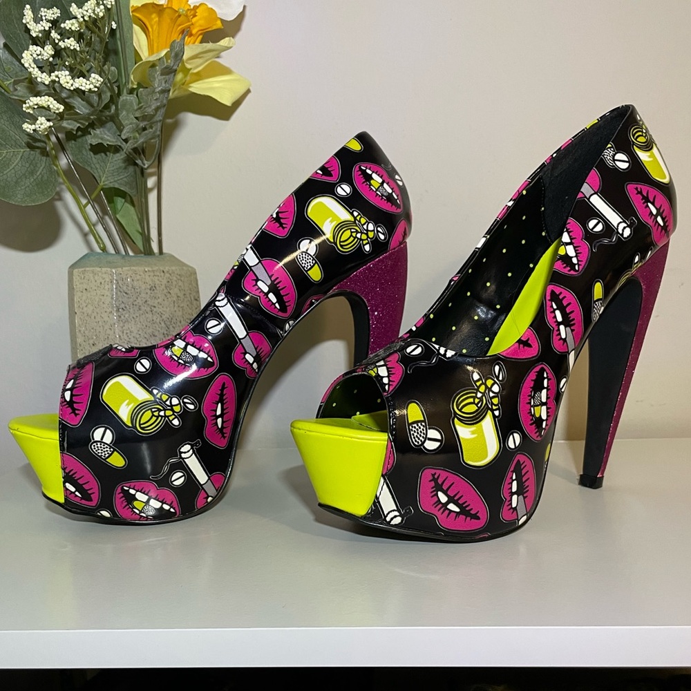 Rat Baby brand Size 8 Platform Pleaser Heels Lips, Pink Glitter 💊🚬